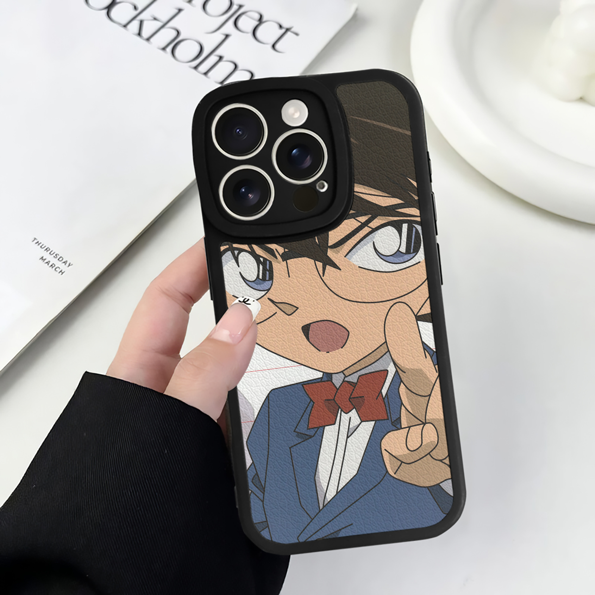 （画像用） 名探偵コナン Detective Conan 【iPhone 16シリーズ対応】シリコンスマホケース（レザー調） 材質：シリコン